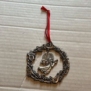 VTG-Papel freelance-Pewter wreath-angel with musical instruments around wreath.